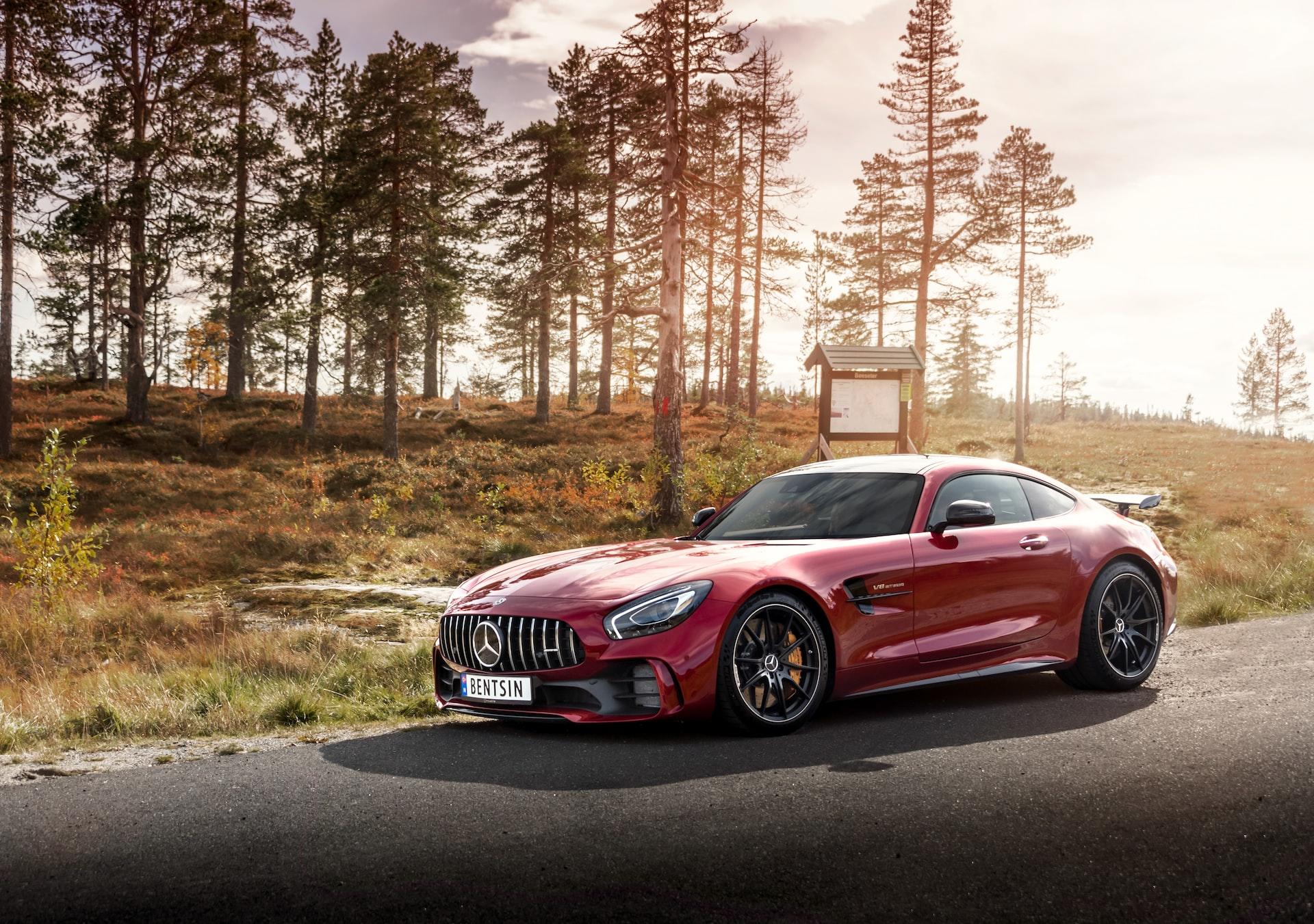 une voiture mercedes