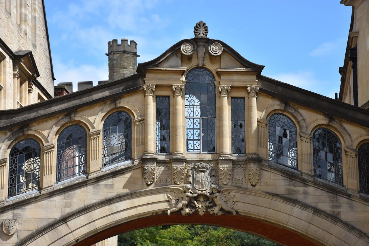 batiment oxford sous un ciel bleu
