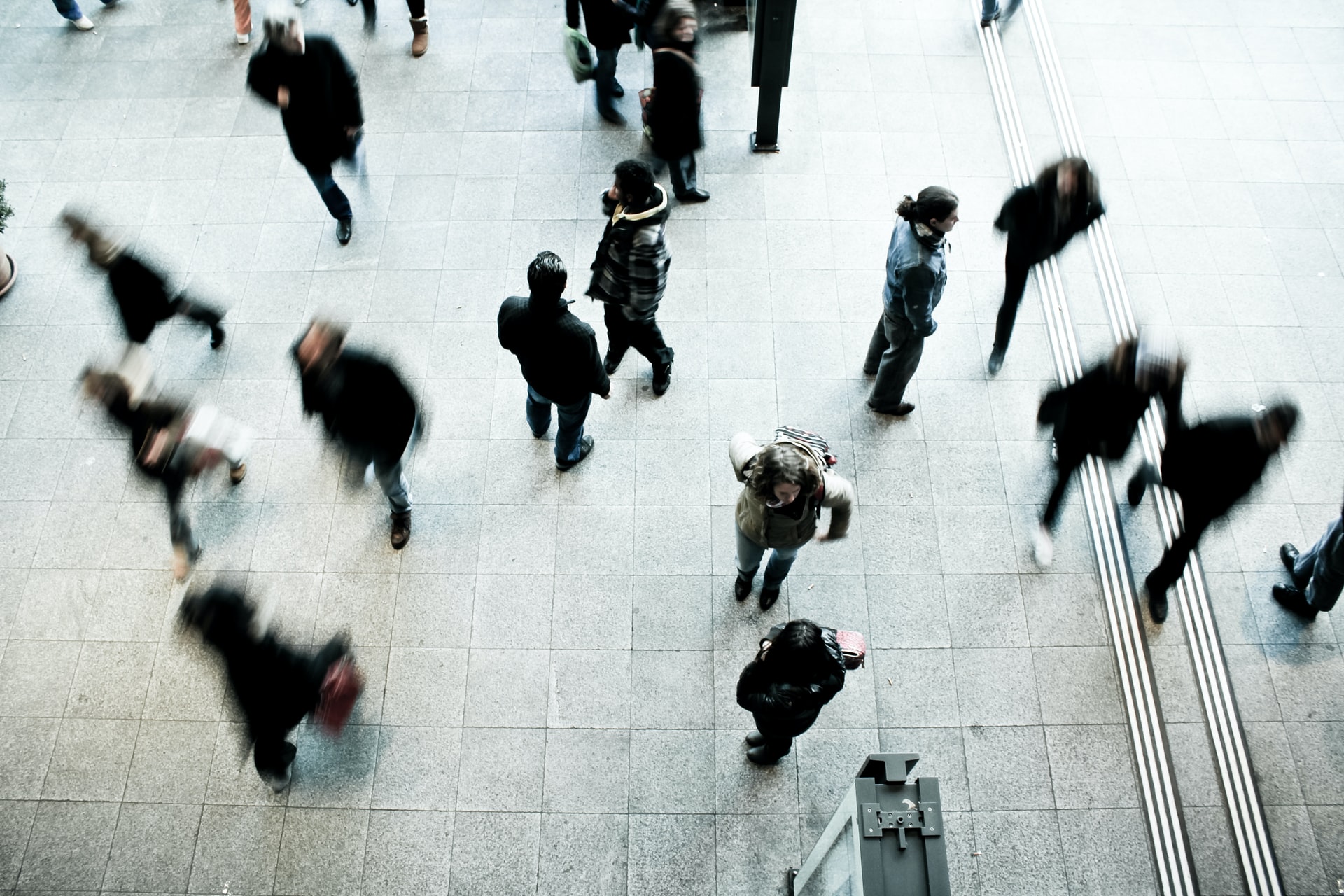 Personnes qui marchent dans une gare