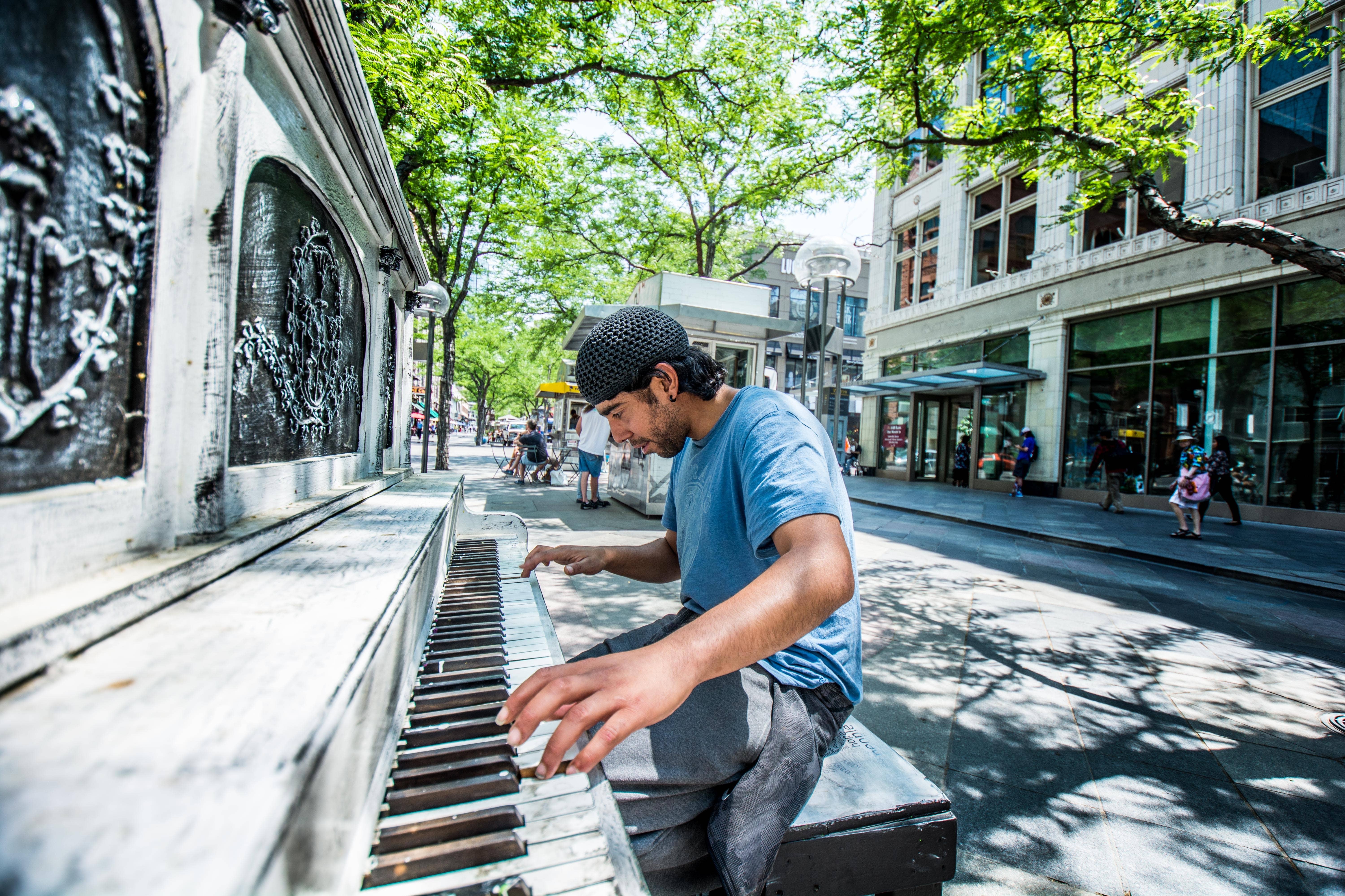 Jouer du piano dans un lieu public