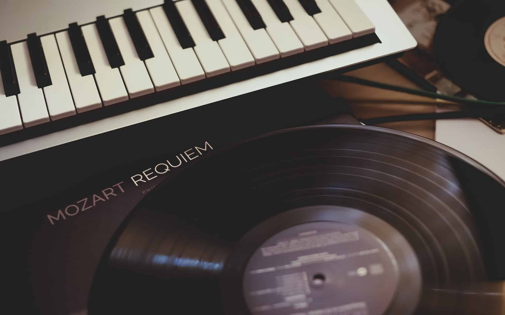 un piano et un vinyle de mozart