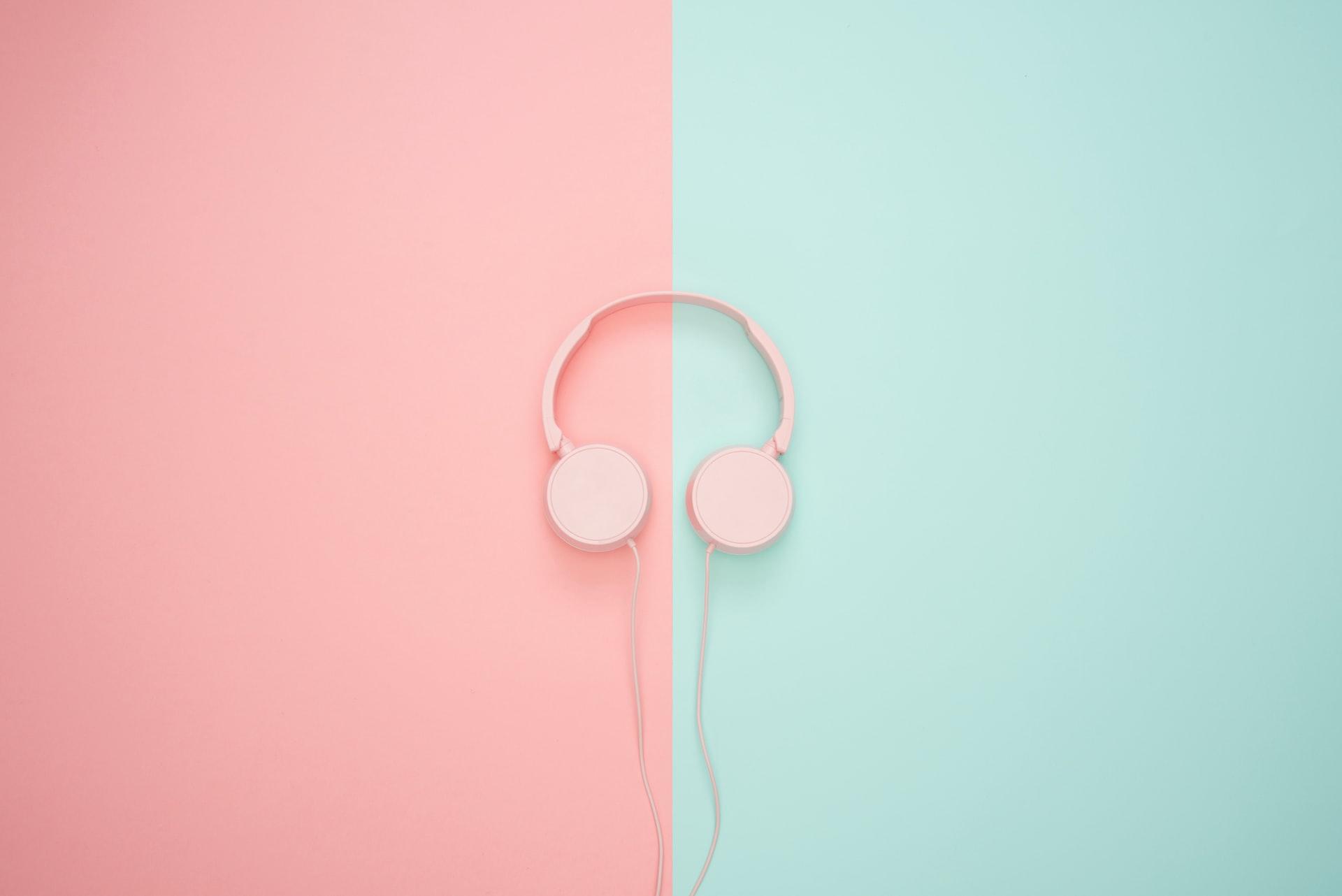un casque avec fond rose et bleu
