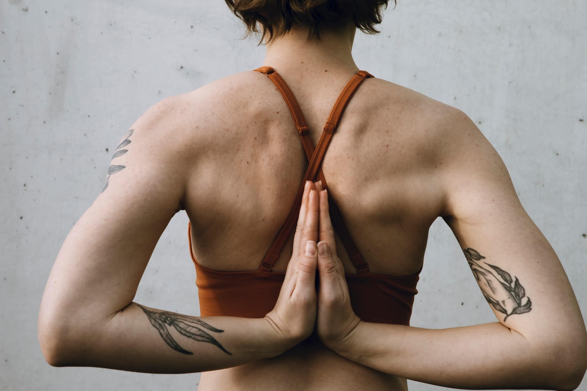 femme avec top yoga couleur brique