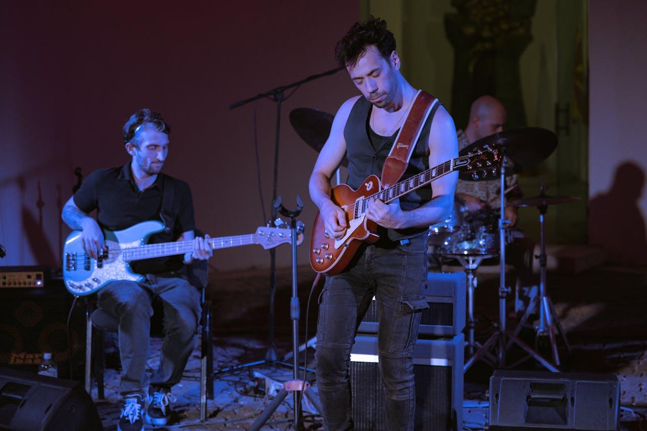 groupe de musique jouant sur scene