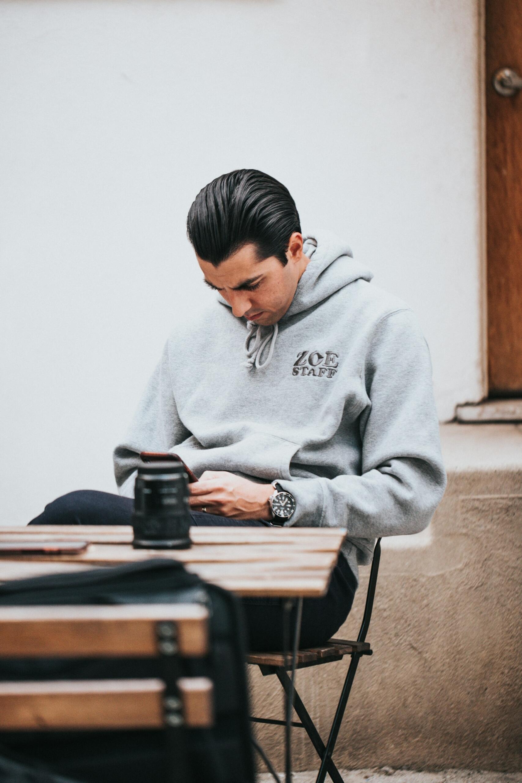 SMS téléphone homme penché