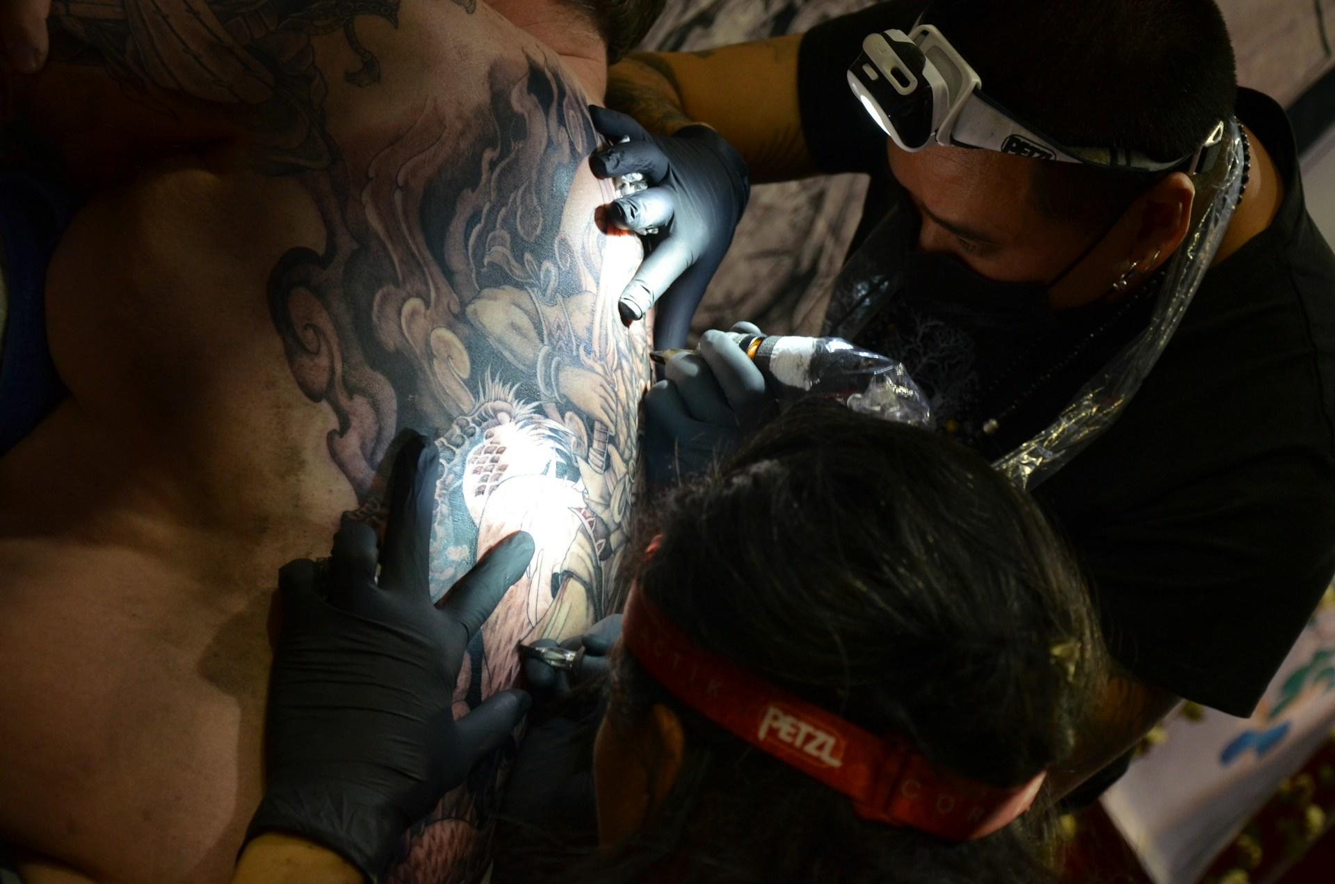 tatouage chinois avec mains d'hommes