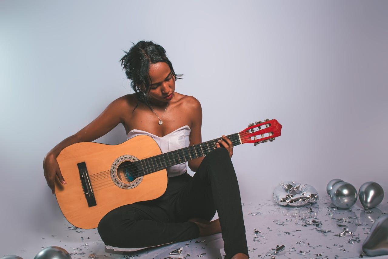 jeune femme jouant de la guitare