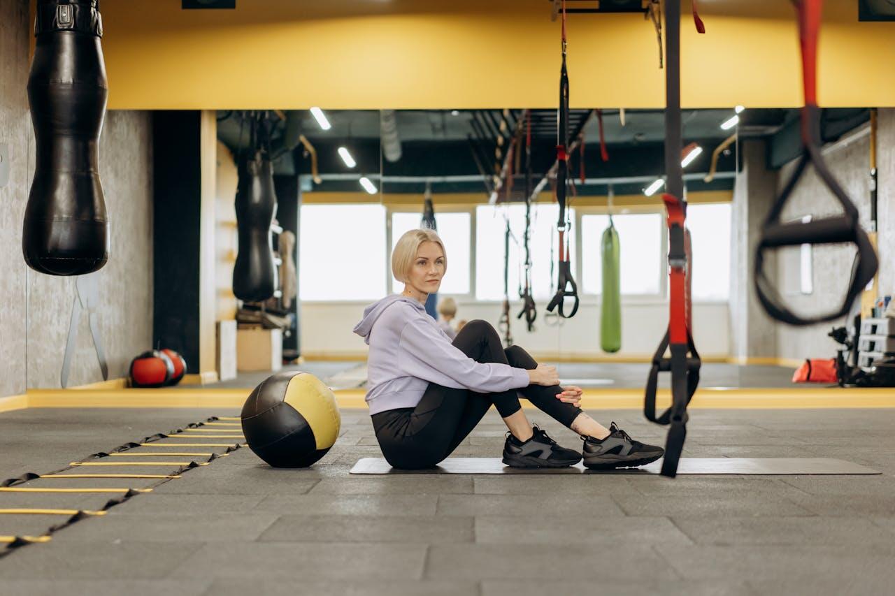 femme assise au milieu d trx