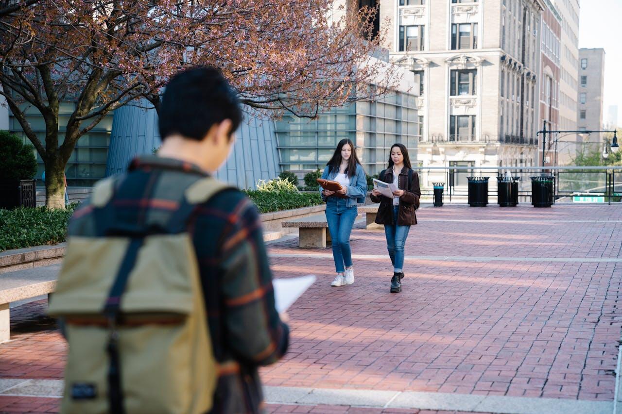 etudiants dehors marchant autour de leur universite