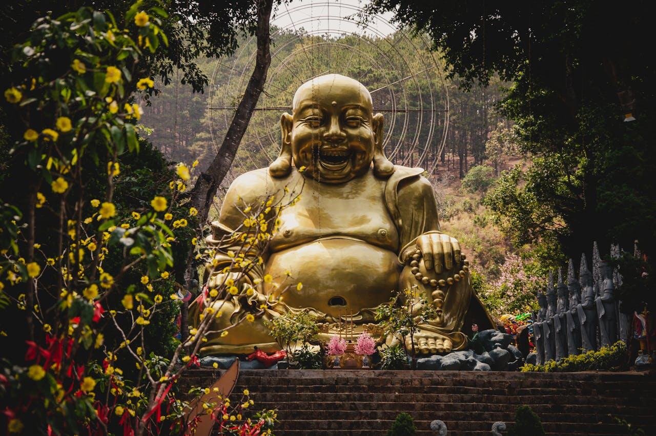 statue doree geante de bouddha