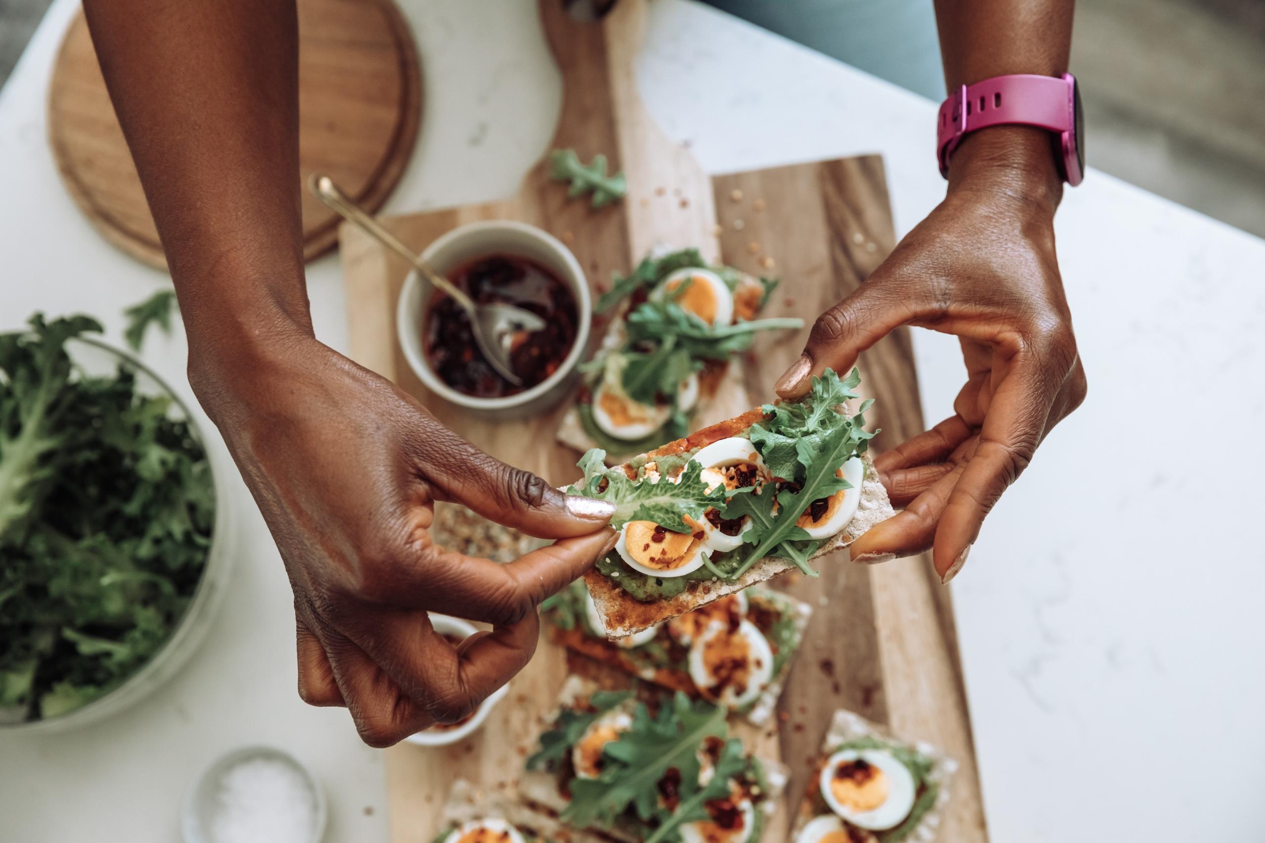 Manger moins et plus sainement, serait-ce le secret livré par les coachs sportifs spécialisés en yoga ?