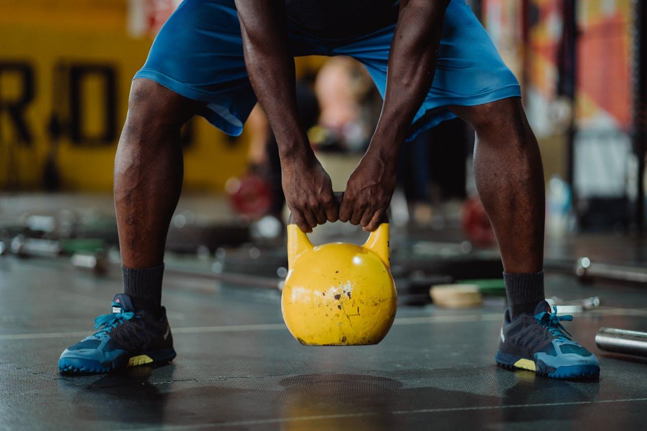 sportif tenant un kettelbell jaune