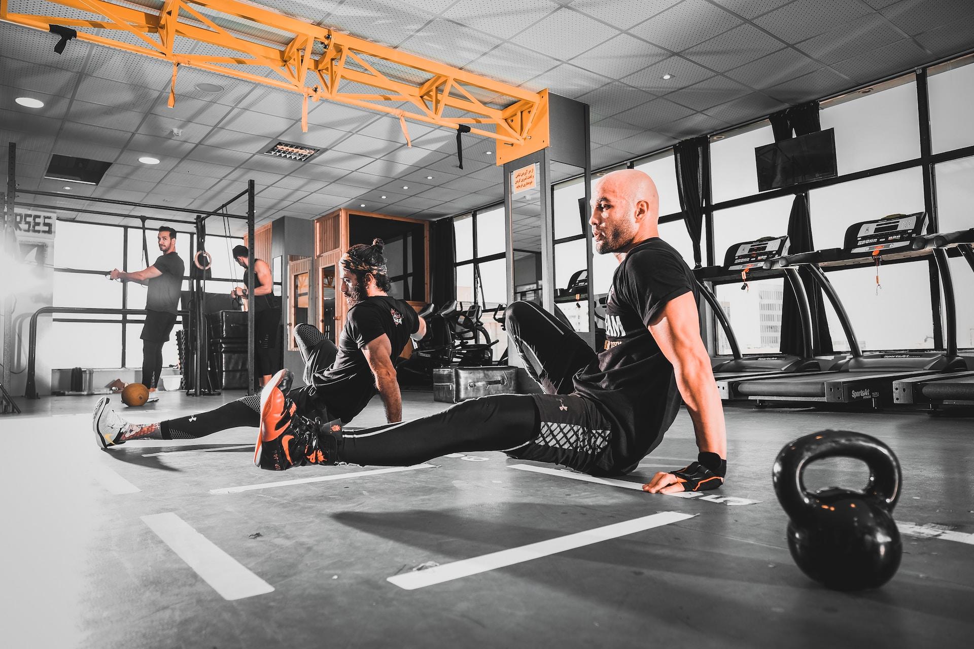 Salle de sport avec des sportifs.