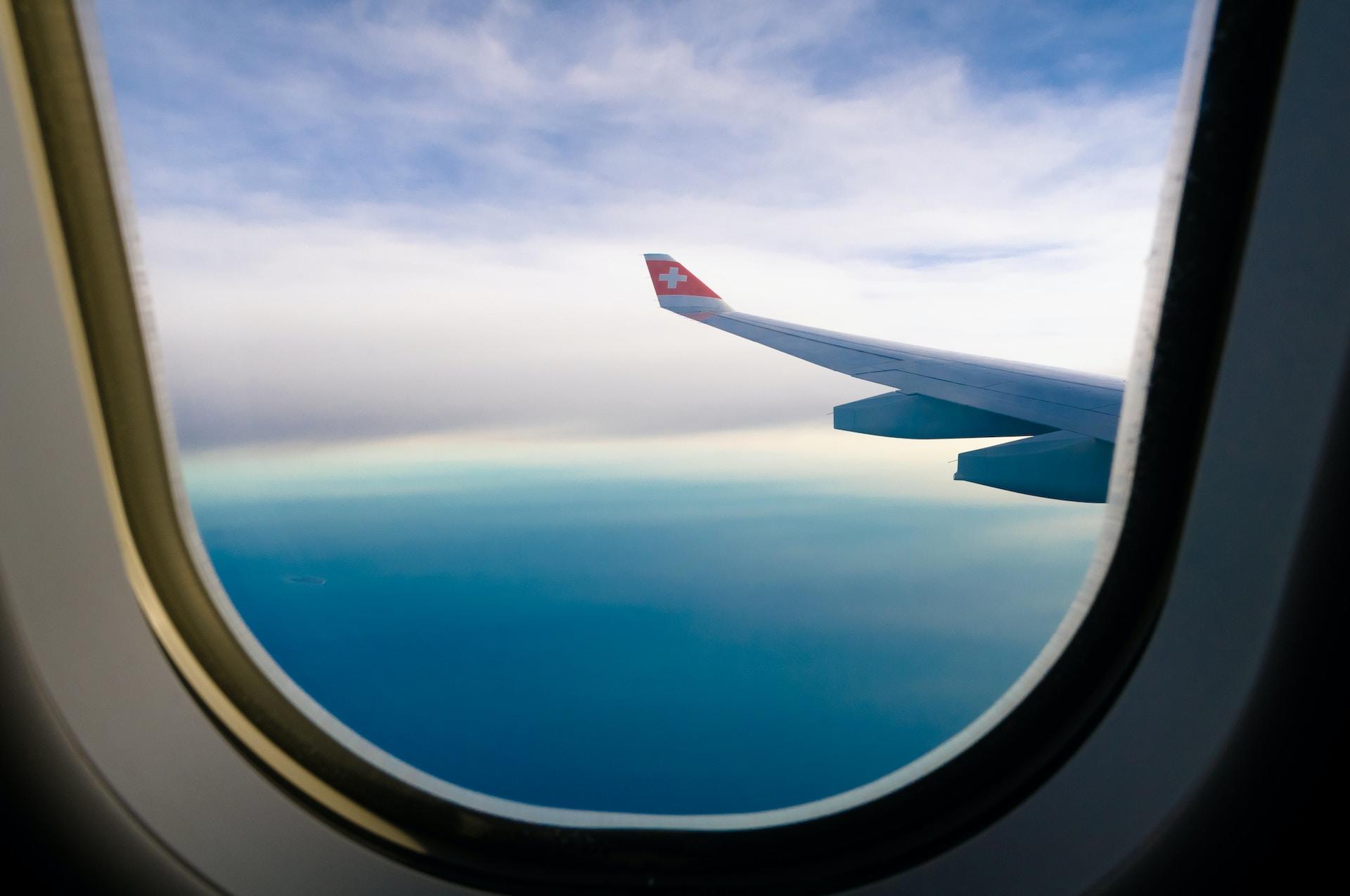 une vue d'un hublot d'avion
