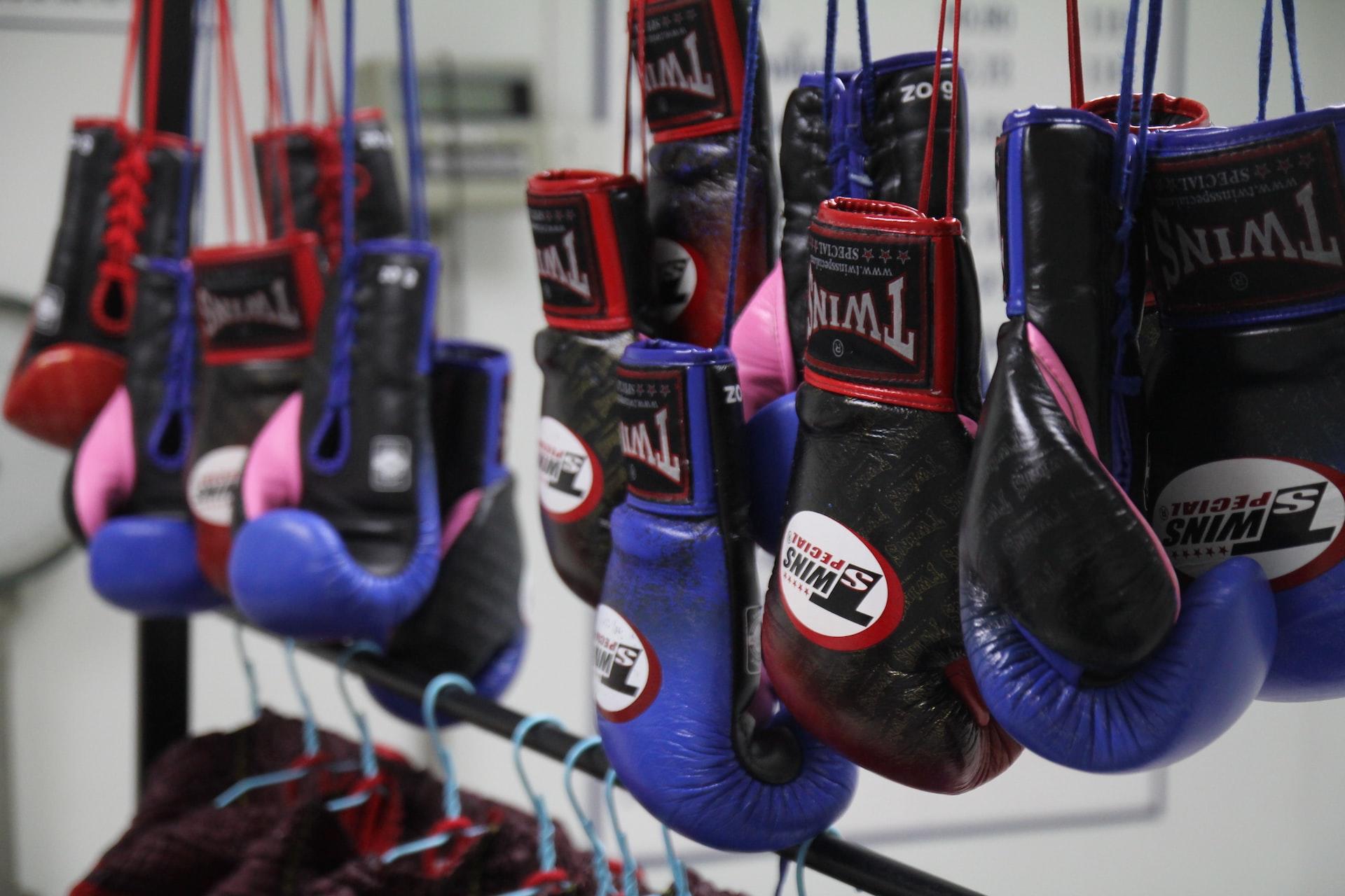 plusieurs gants de boxe