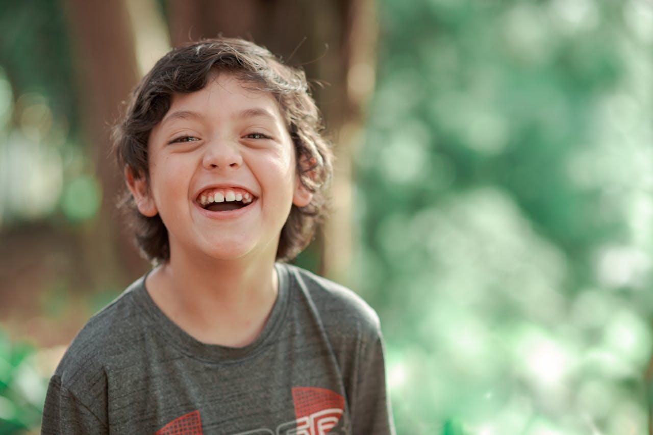 enfant souriant dans la foret