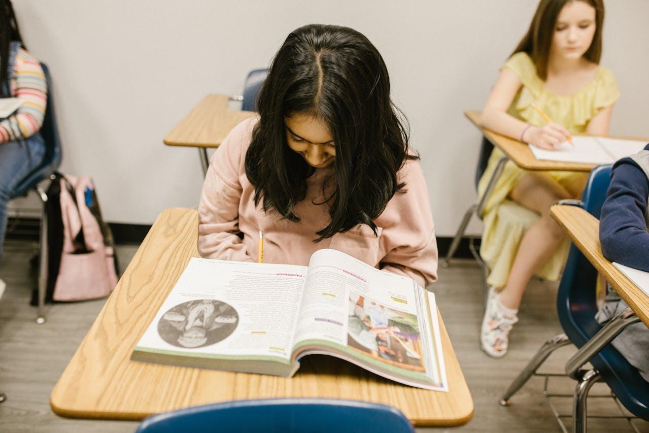 fille en classe avec son livre d histoire
