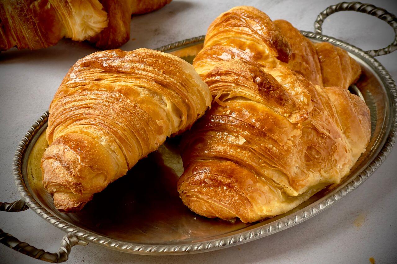 trois croissant sur un plateau en argent