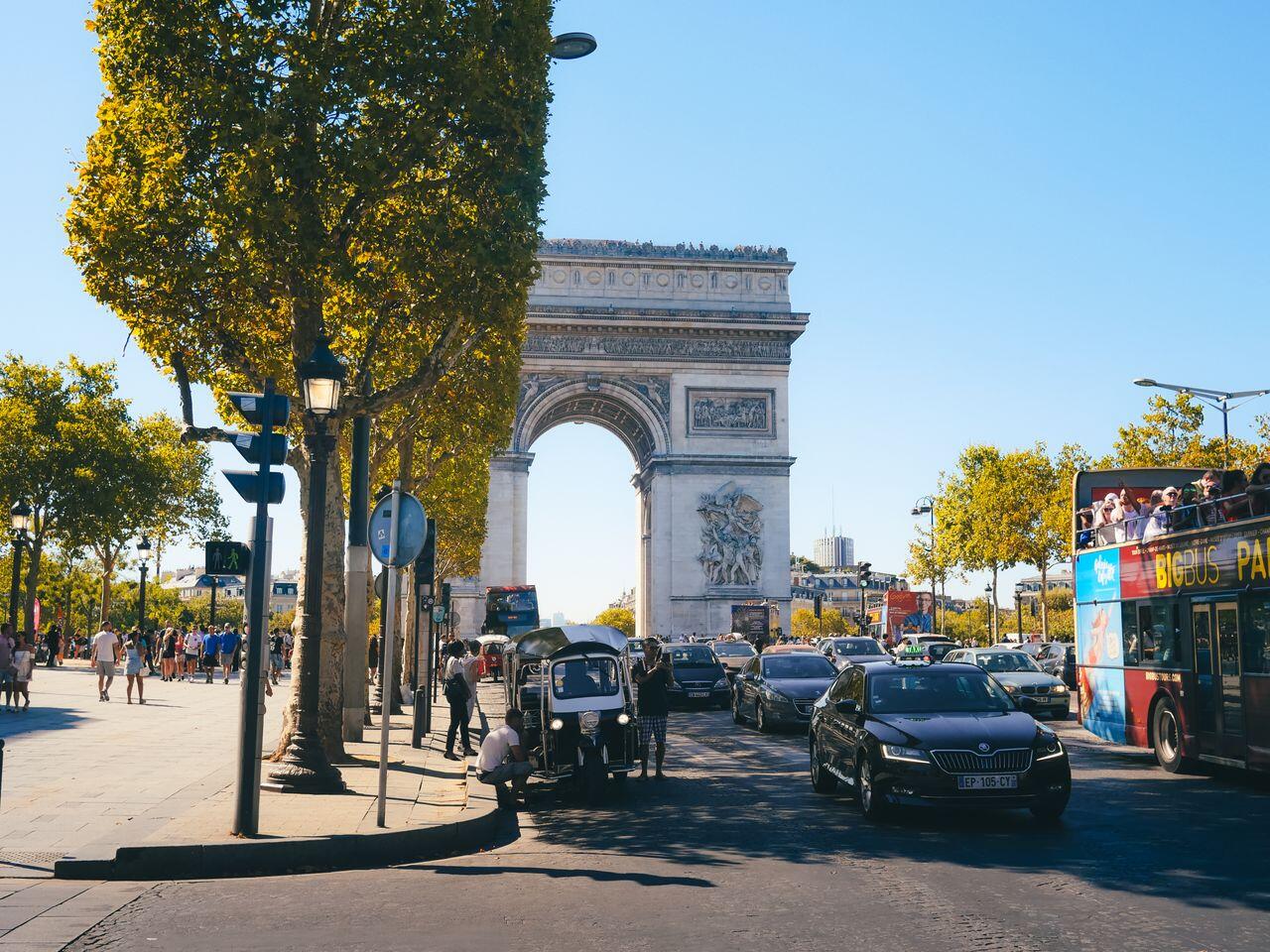 arc de triomphe sous le ciel bleu a paris