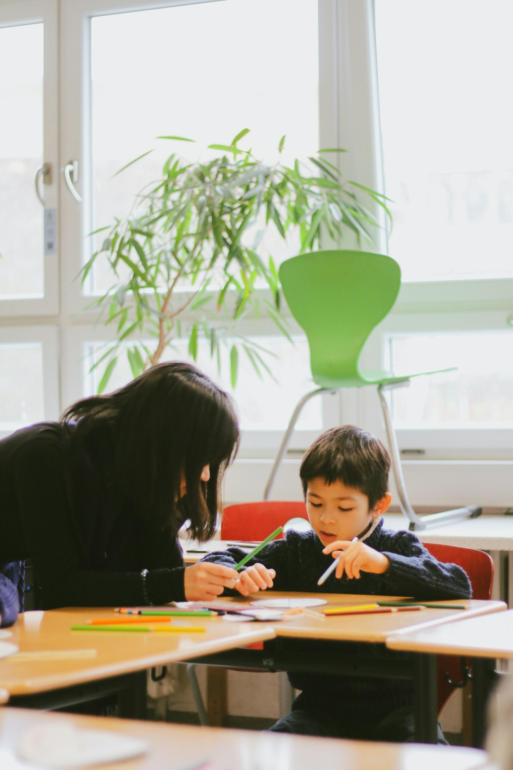enfant femme élève prof