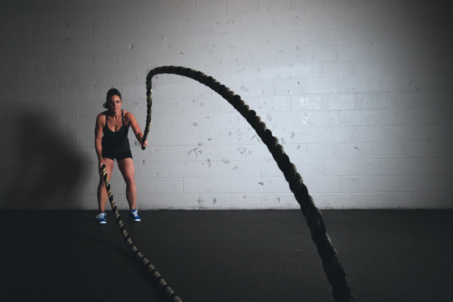femme avec une corde de crossfit