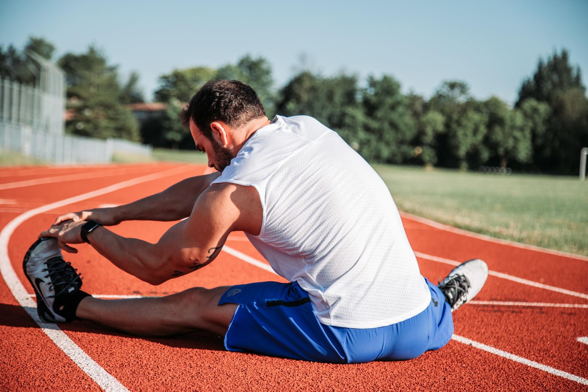 un homme en train de faire du stretching