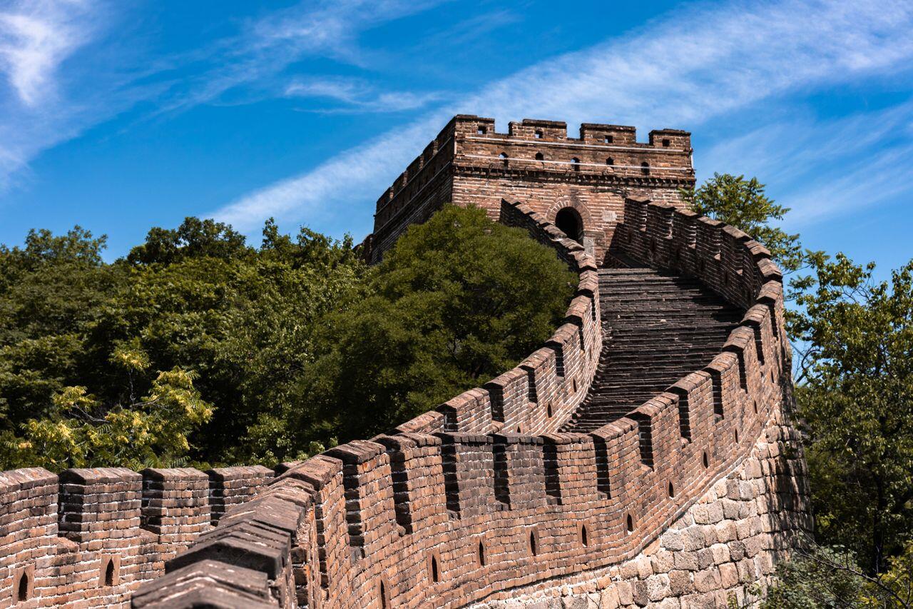 muraille de chine avec le ciel et la nature flamboyants