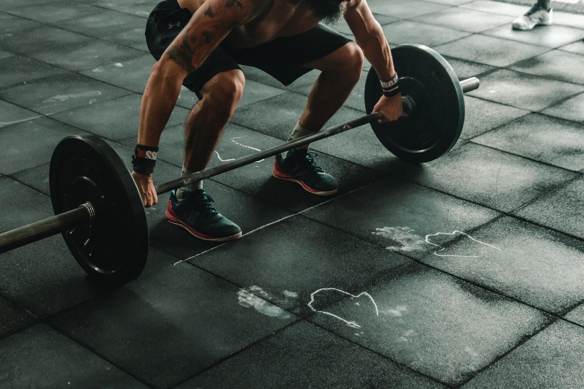 Un homme en train de faire un squat