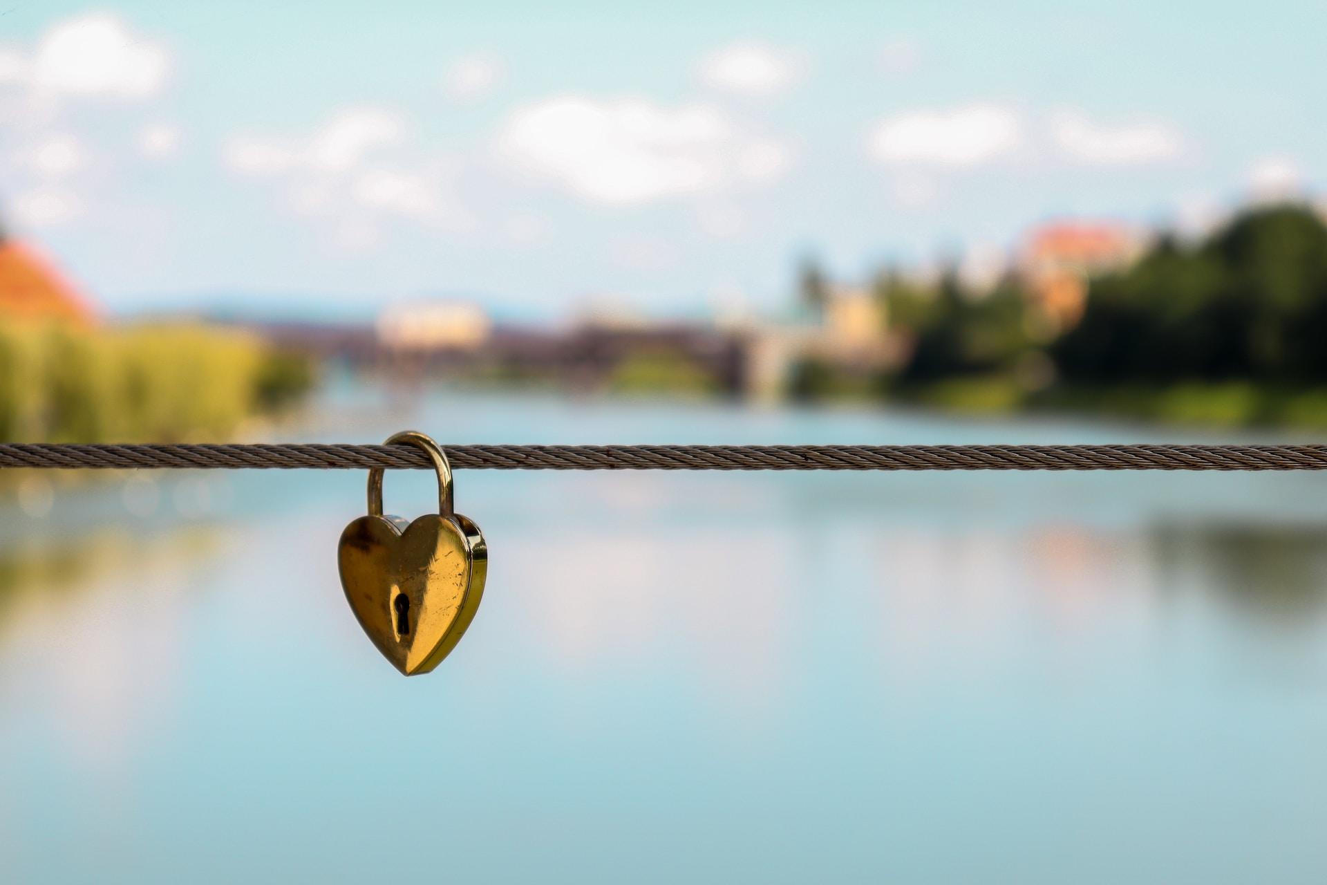 un cour cadenas sur un pont