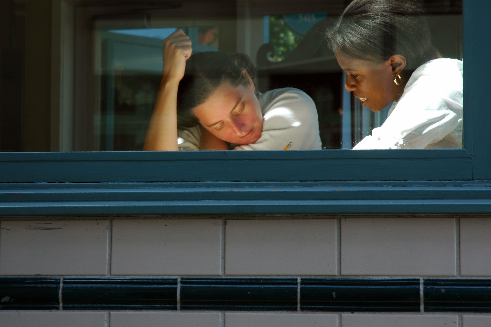 jeune femme en train d en aider une autre
