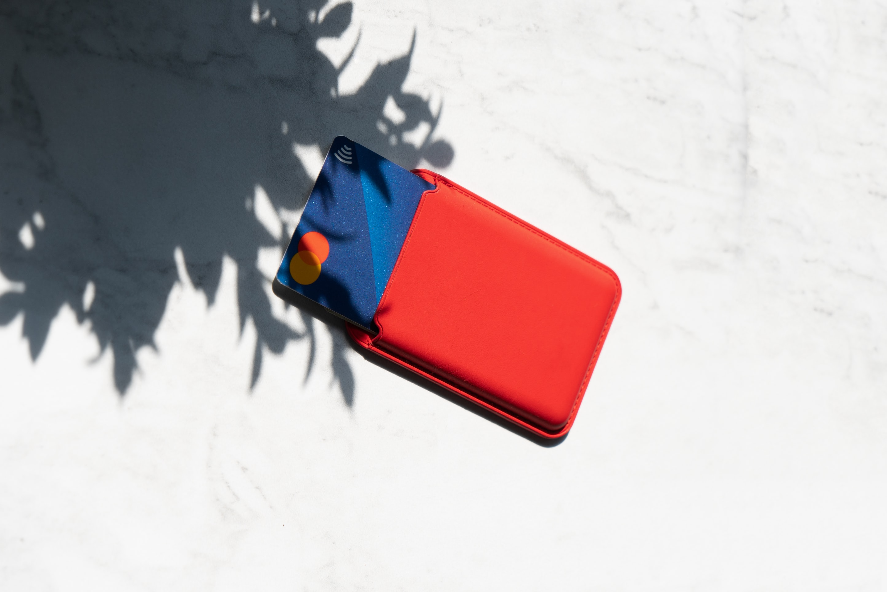 portefeuille rouge et carte de crédit mastercard