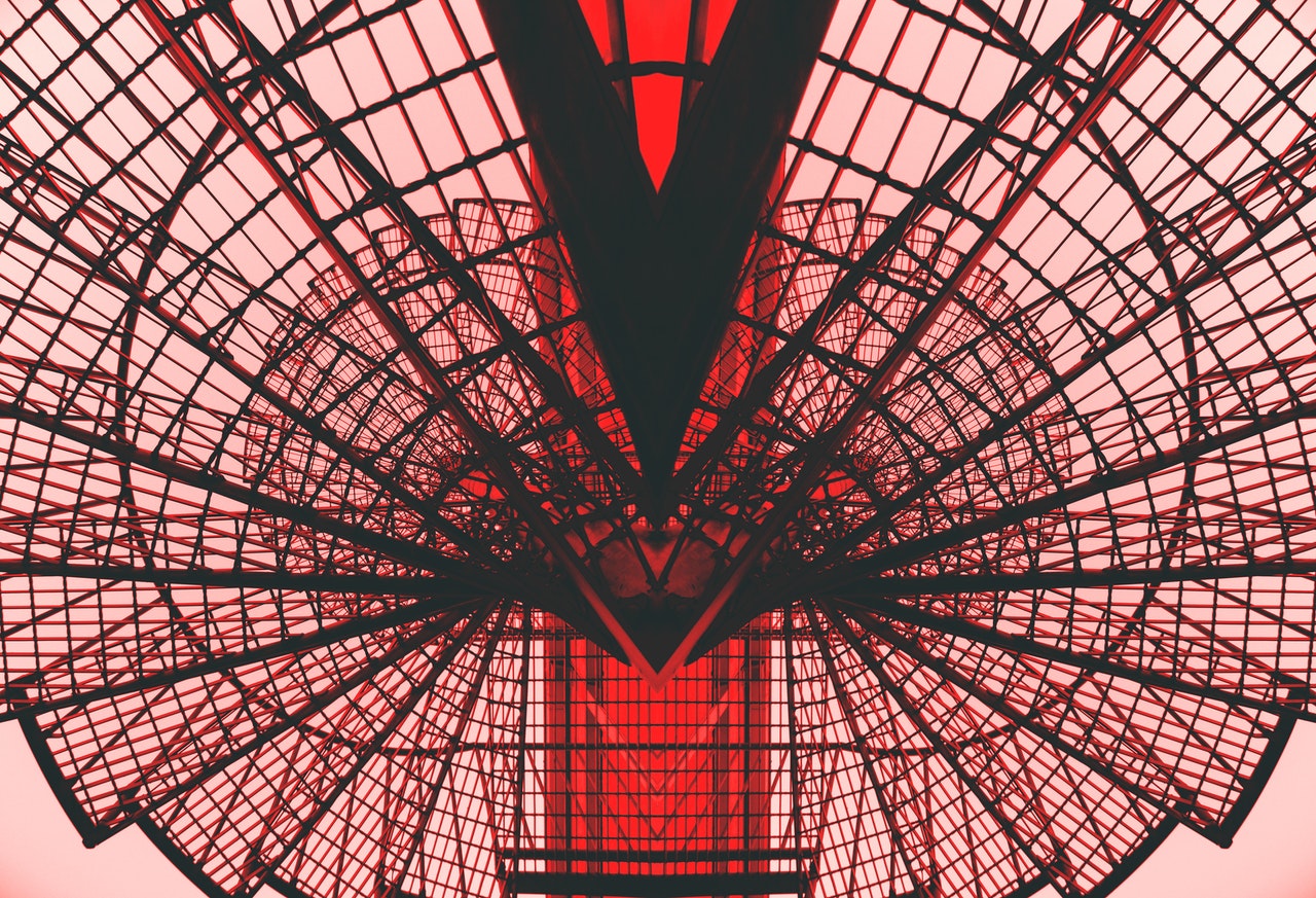 Tour rouge géométrique