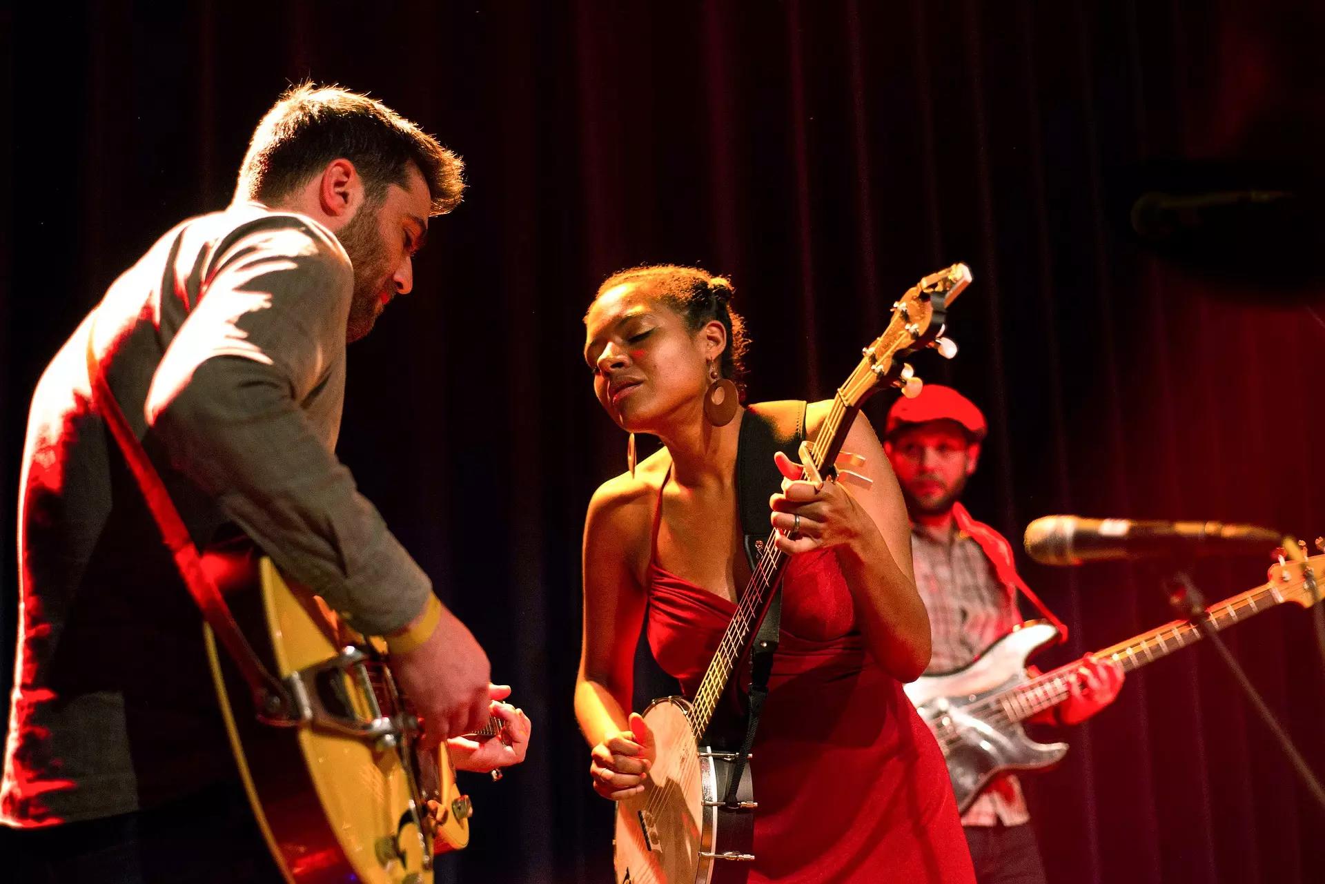 Comment apprendre à gratter la six cordes ?