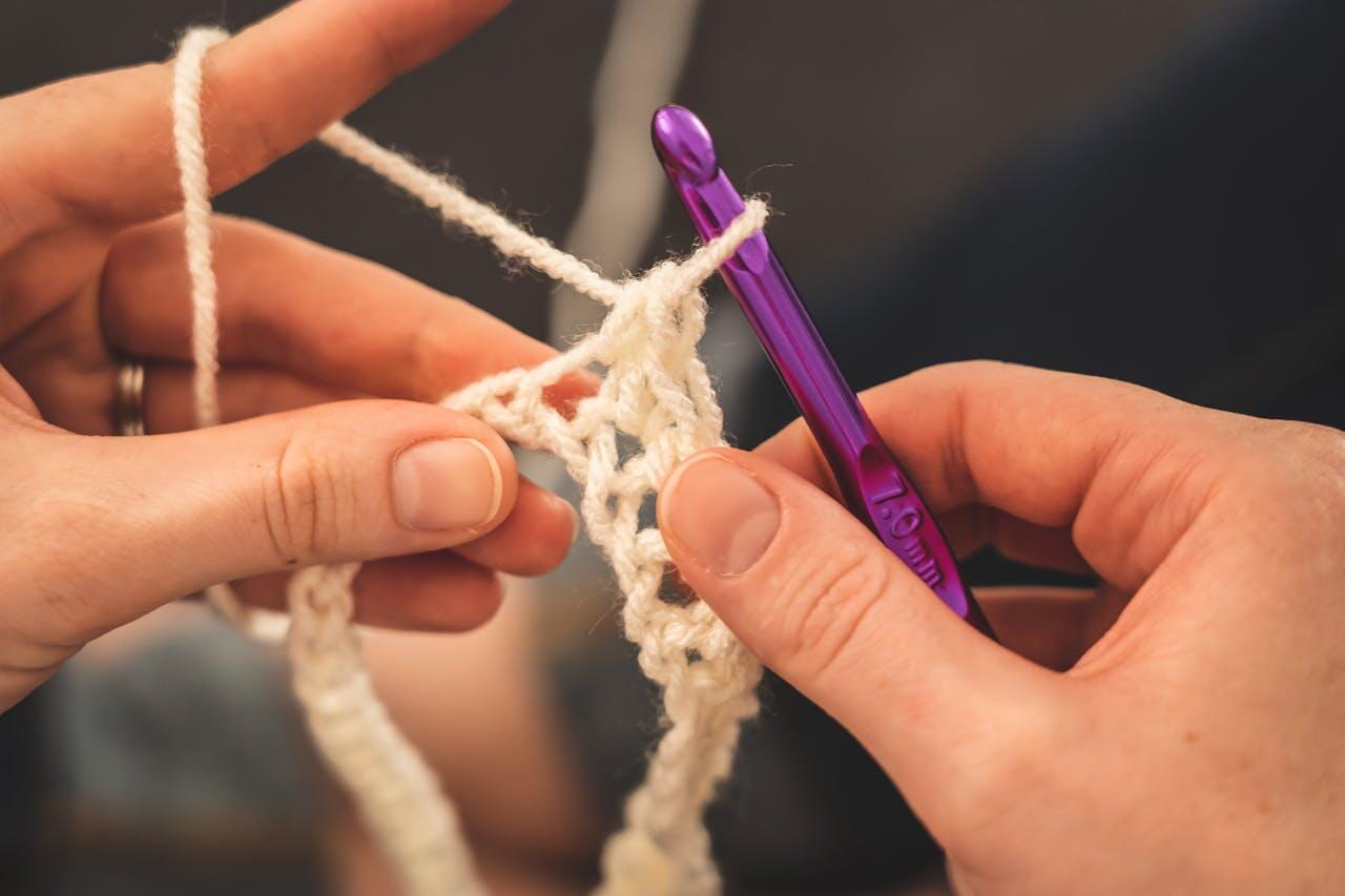 mains crochetant avec aiguille violette