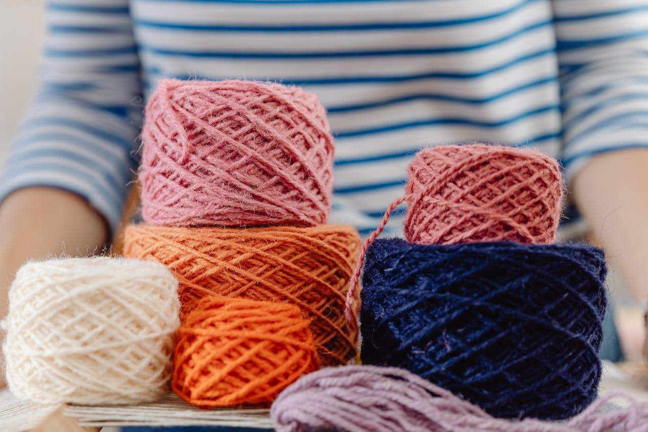 fils rose orange et bleu et humain portant un haut marin
