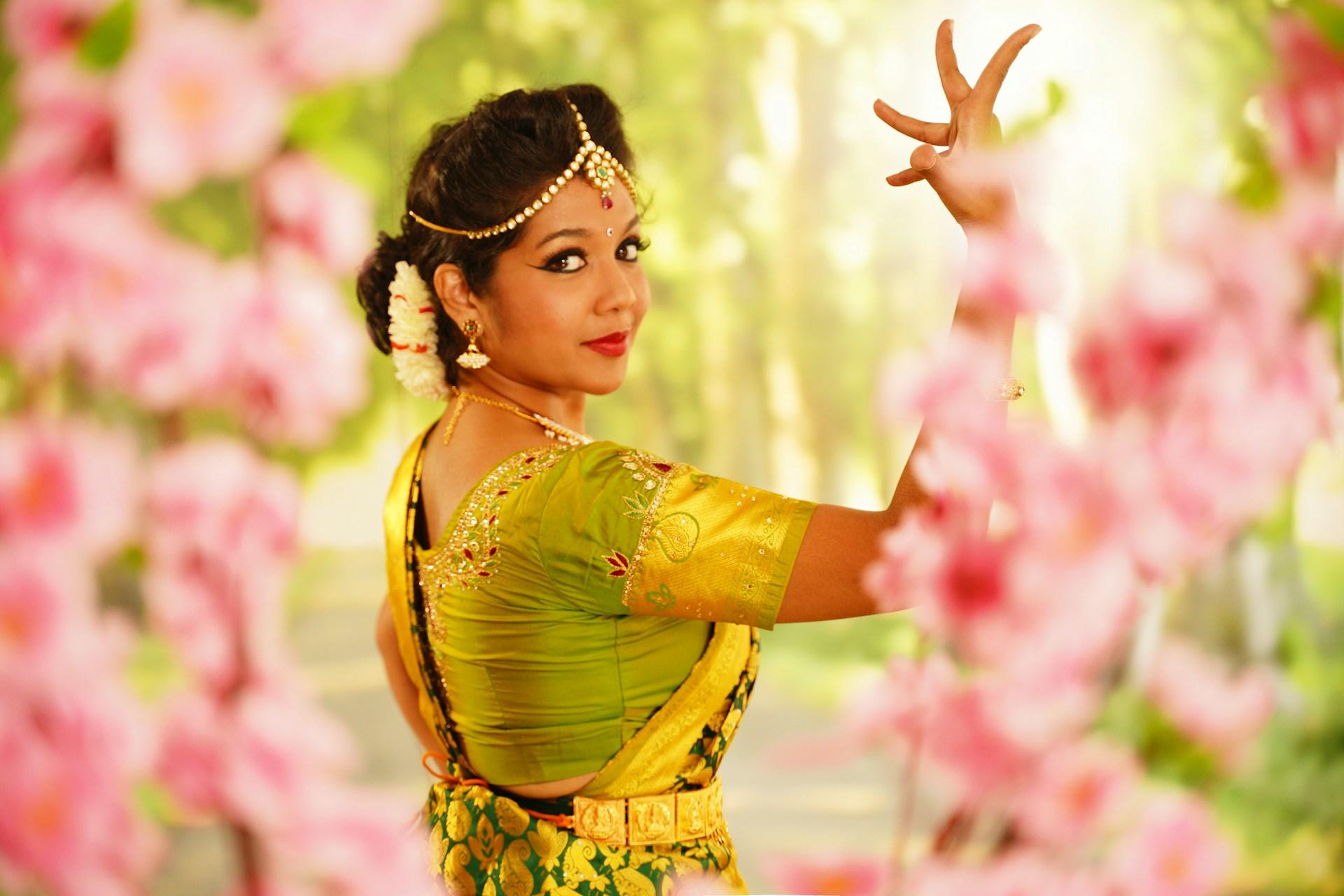 jeune femme indienne dansant sensuellement