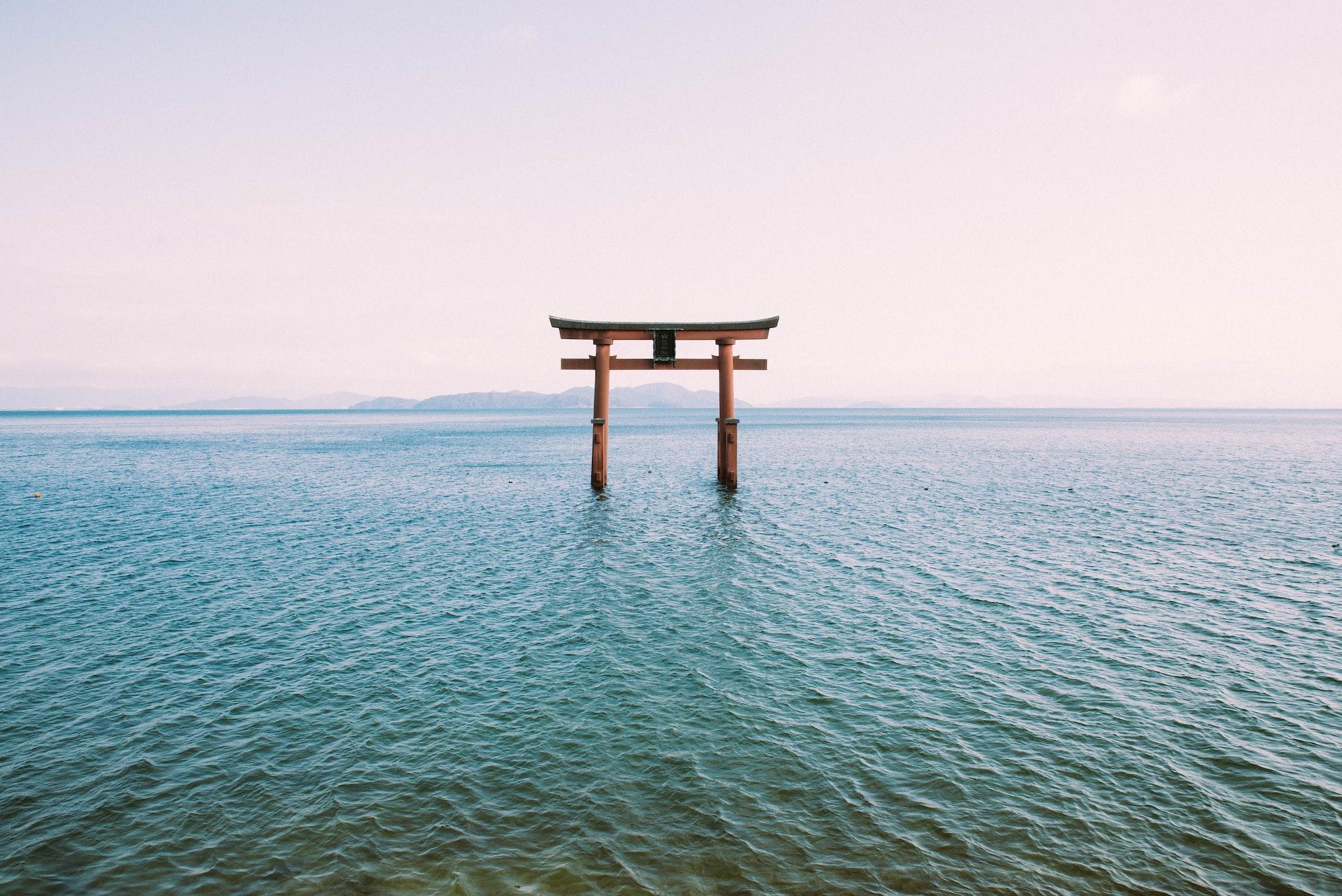 Vue sur le lac biwa au Japon.