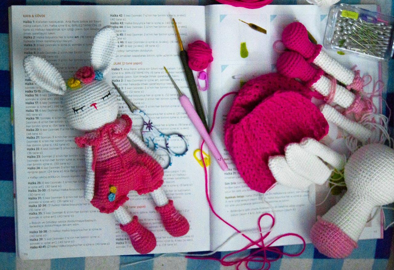 lapin rose et blanc crochetee