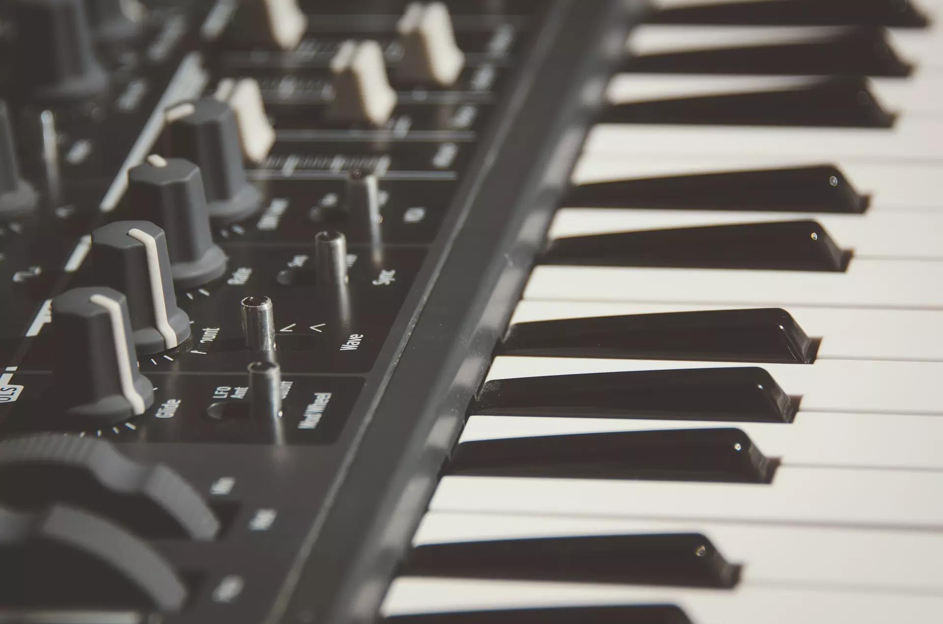 Comment s'initier au piano dans les cantons romands ?