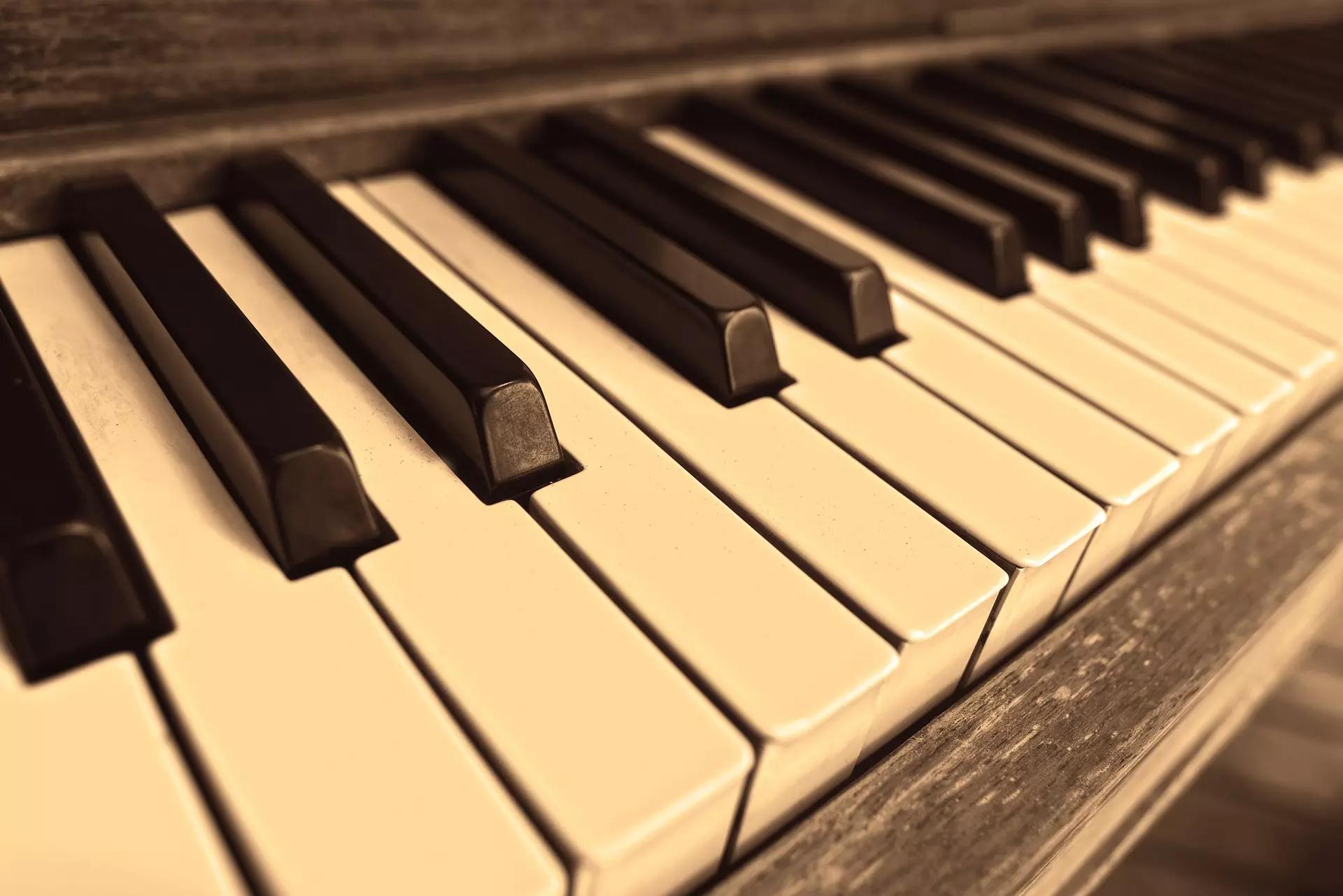 Comment s'initier au piano dans les cantons romands ?