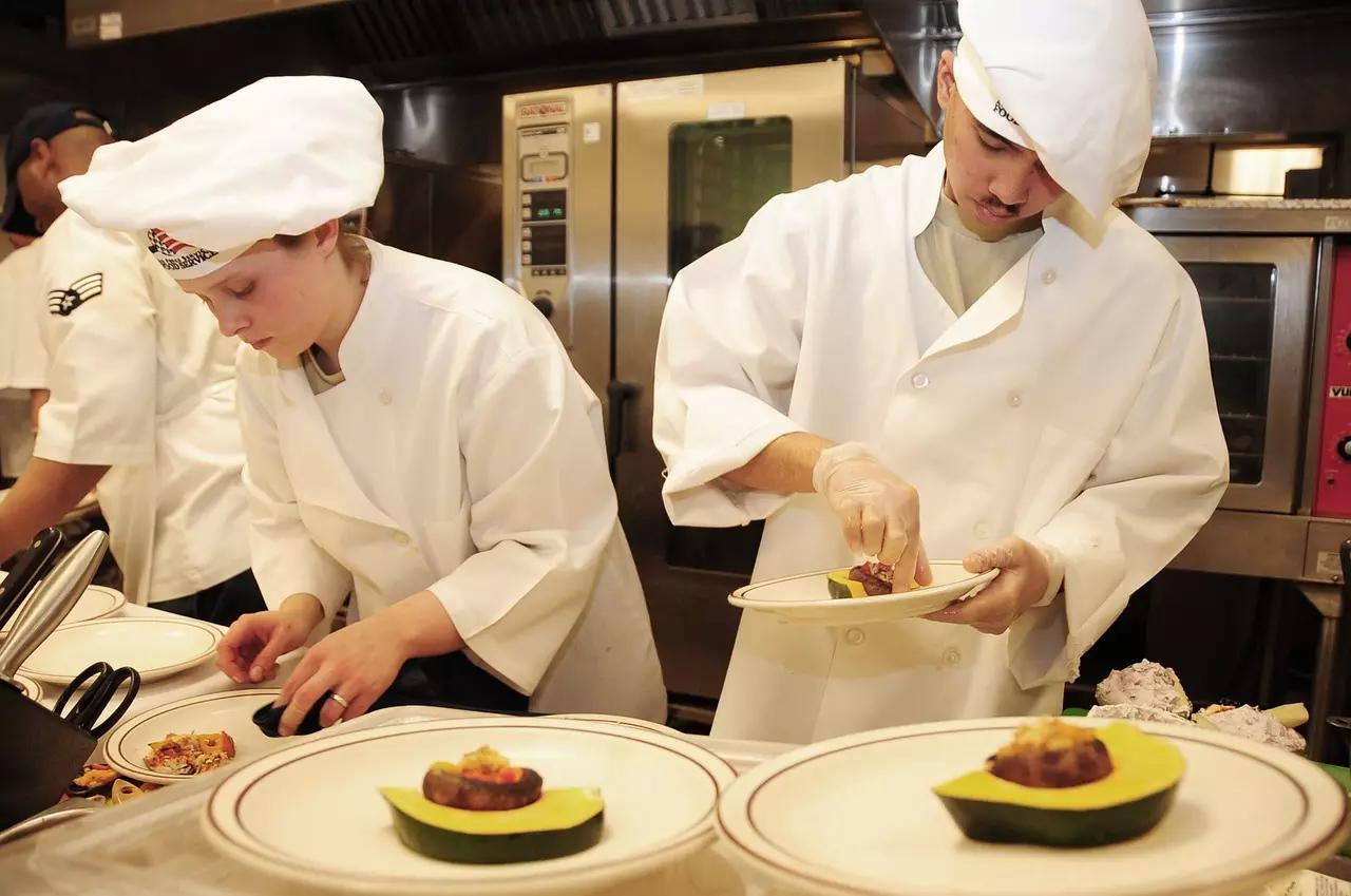 chefs qui travaillent dans une cuisine