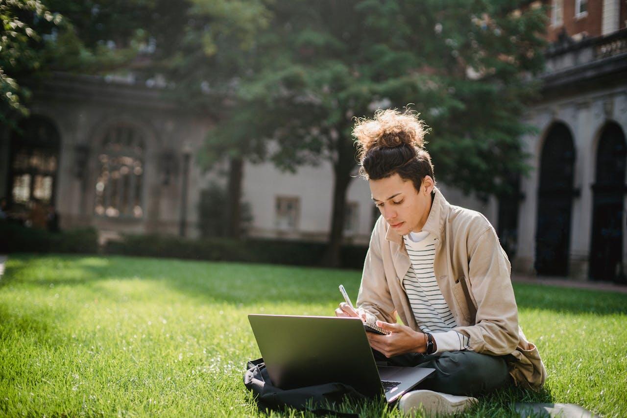 etudiante etudiant dans le parc