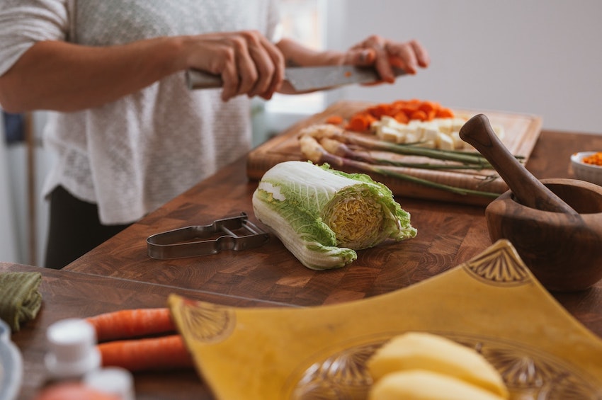 une femme en train de cuisiner