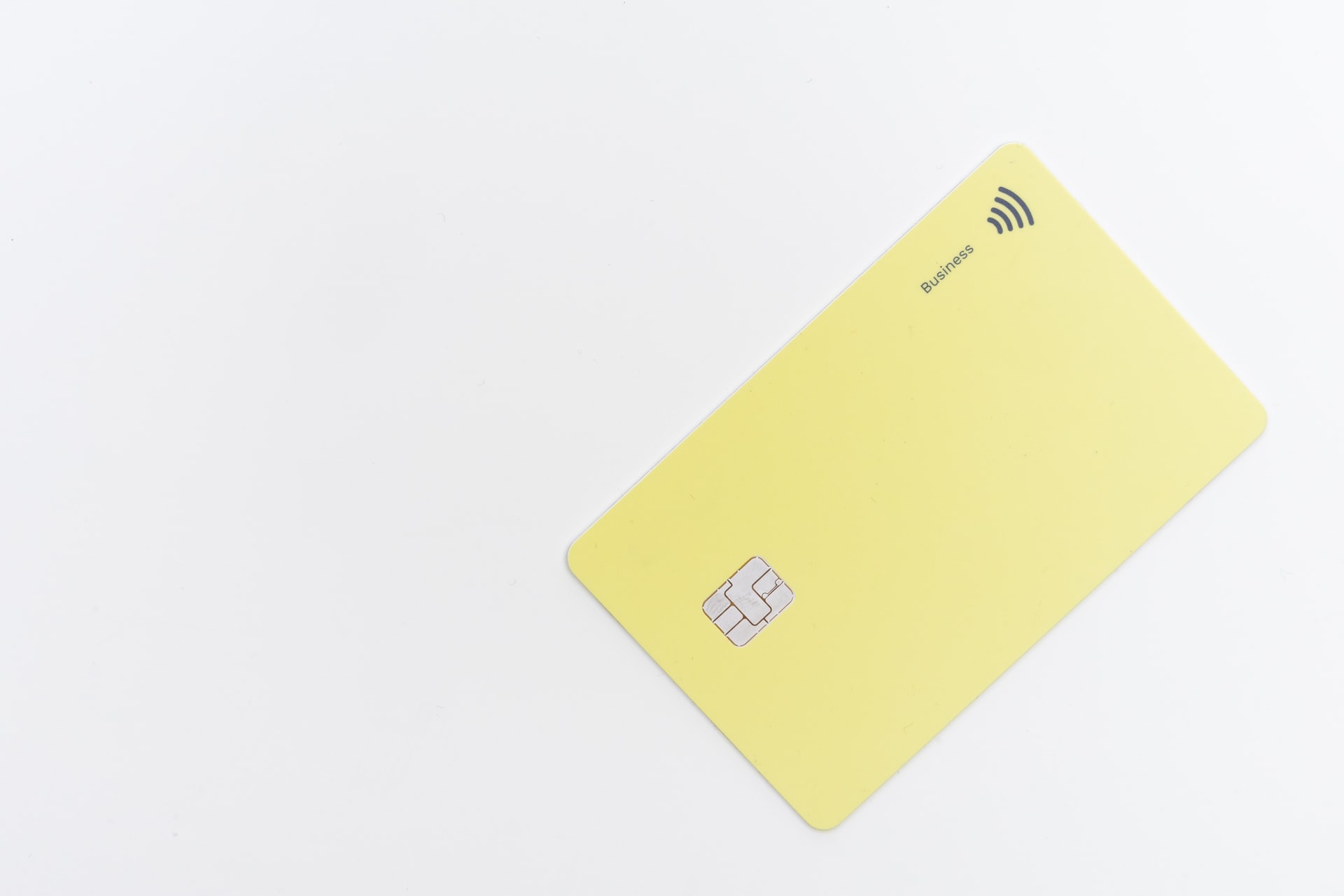 carte bancaire professionnelle de couleur jaune