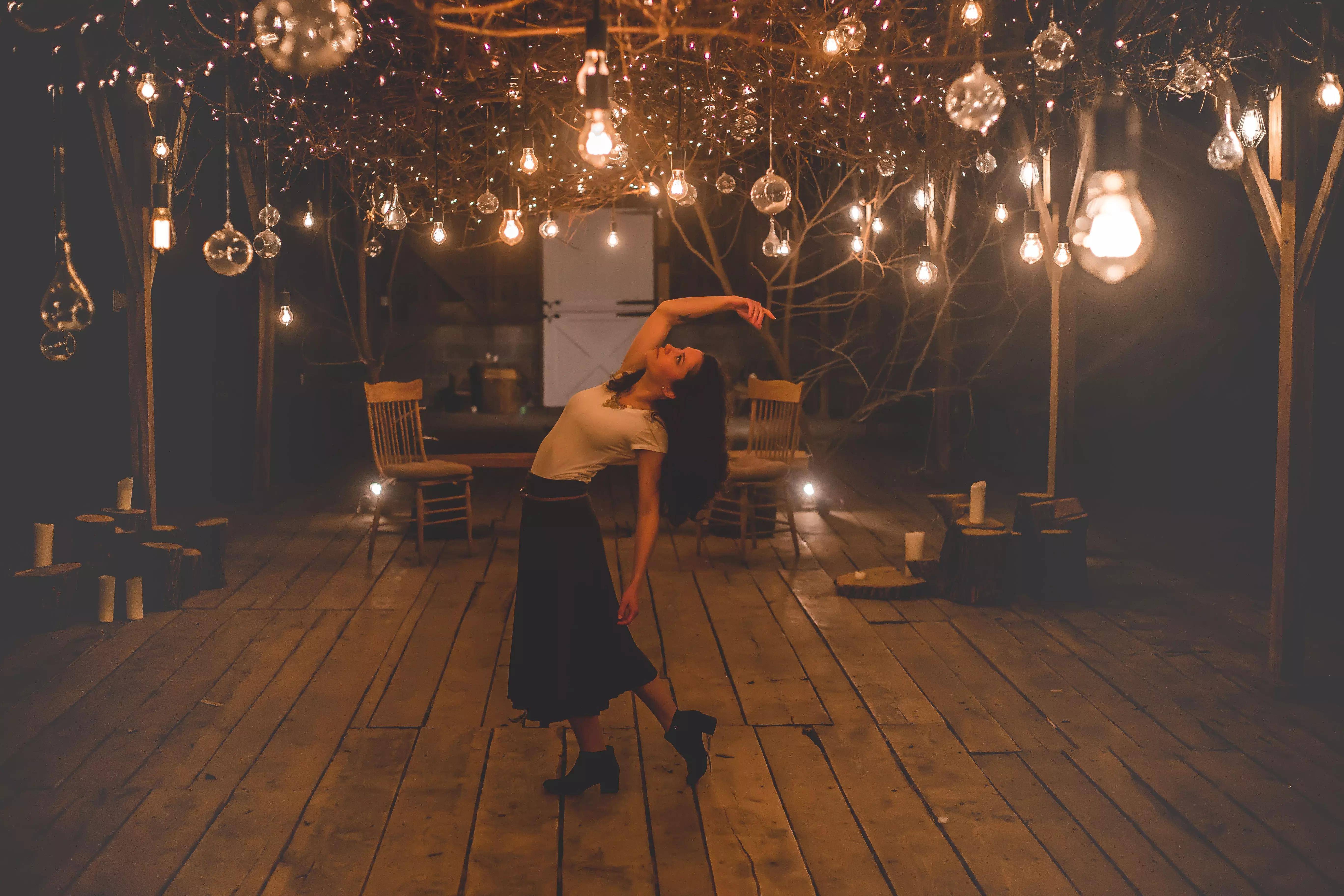 fille qui dans sous une terrasse illuminée