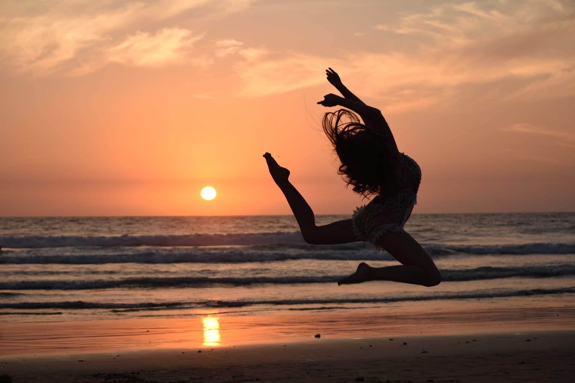 danseuse sur la plage au soleil couchant