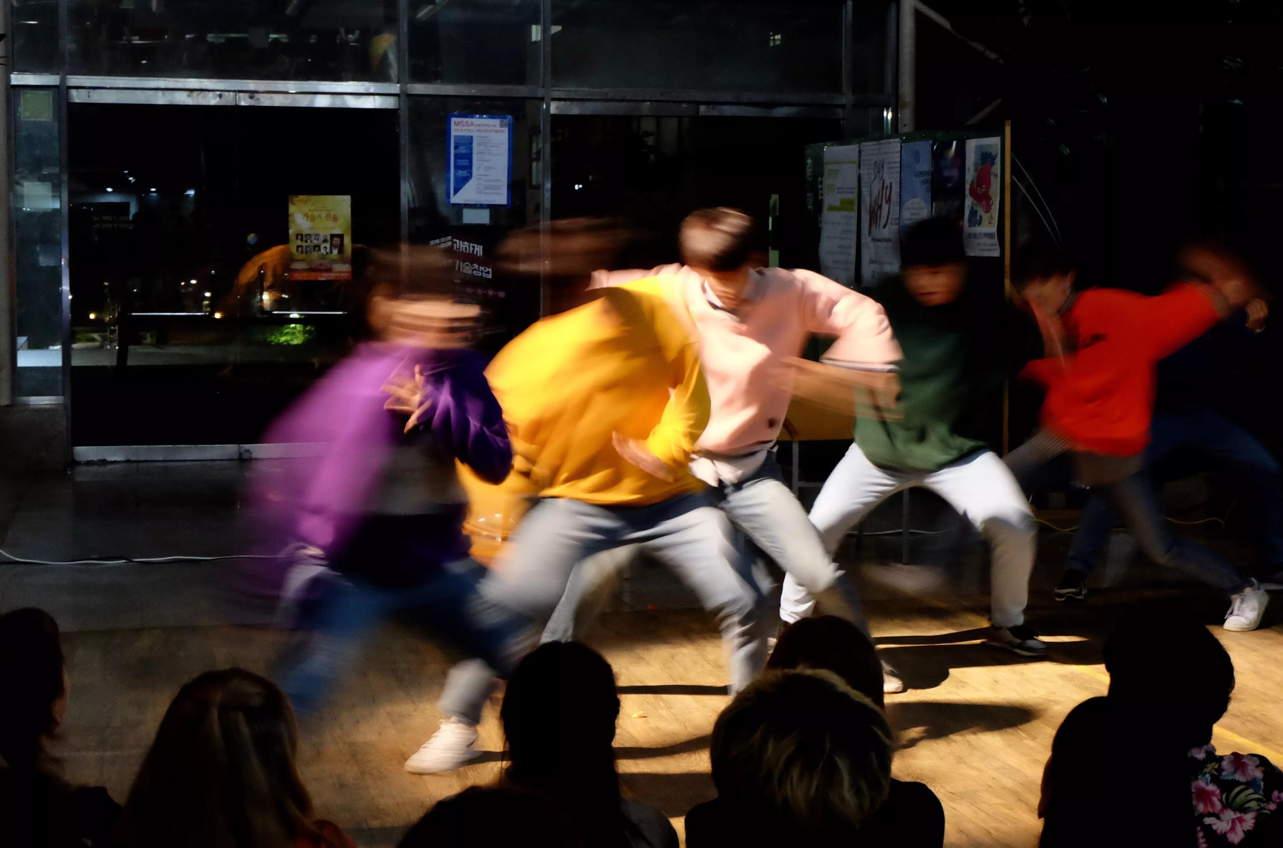 adolescents qui danse avec des vêtements colorés