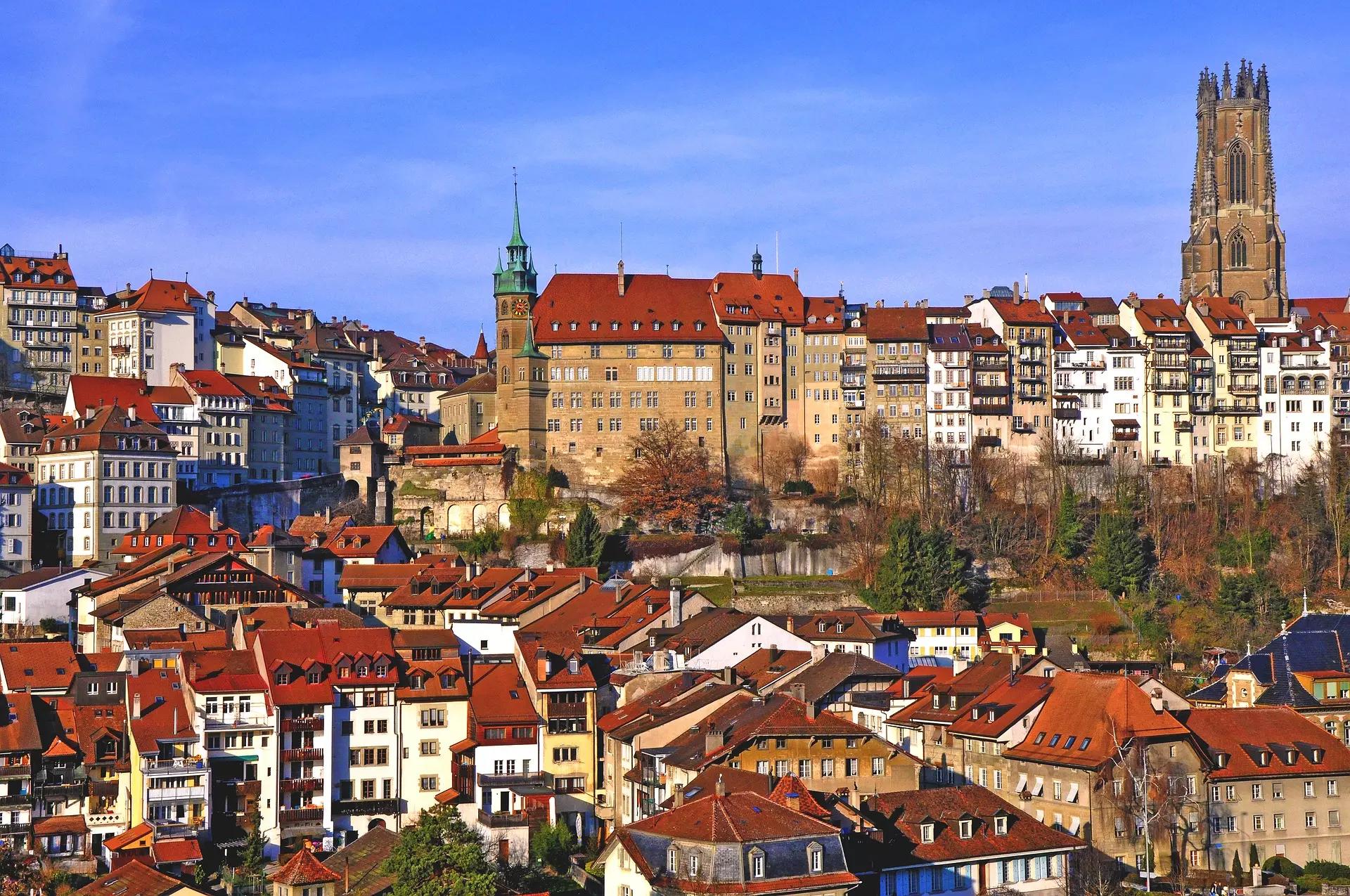 Magnifique maisons dans la ville de Fribourg sous le ciel bleu
