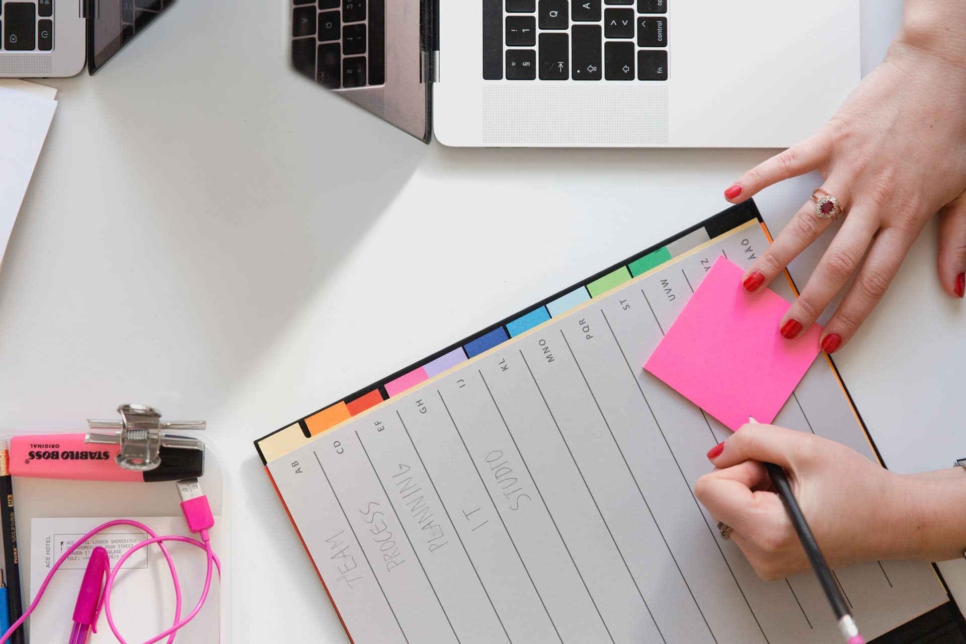 femme avec du vernis faisant son emploi du temps
