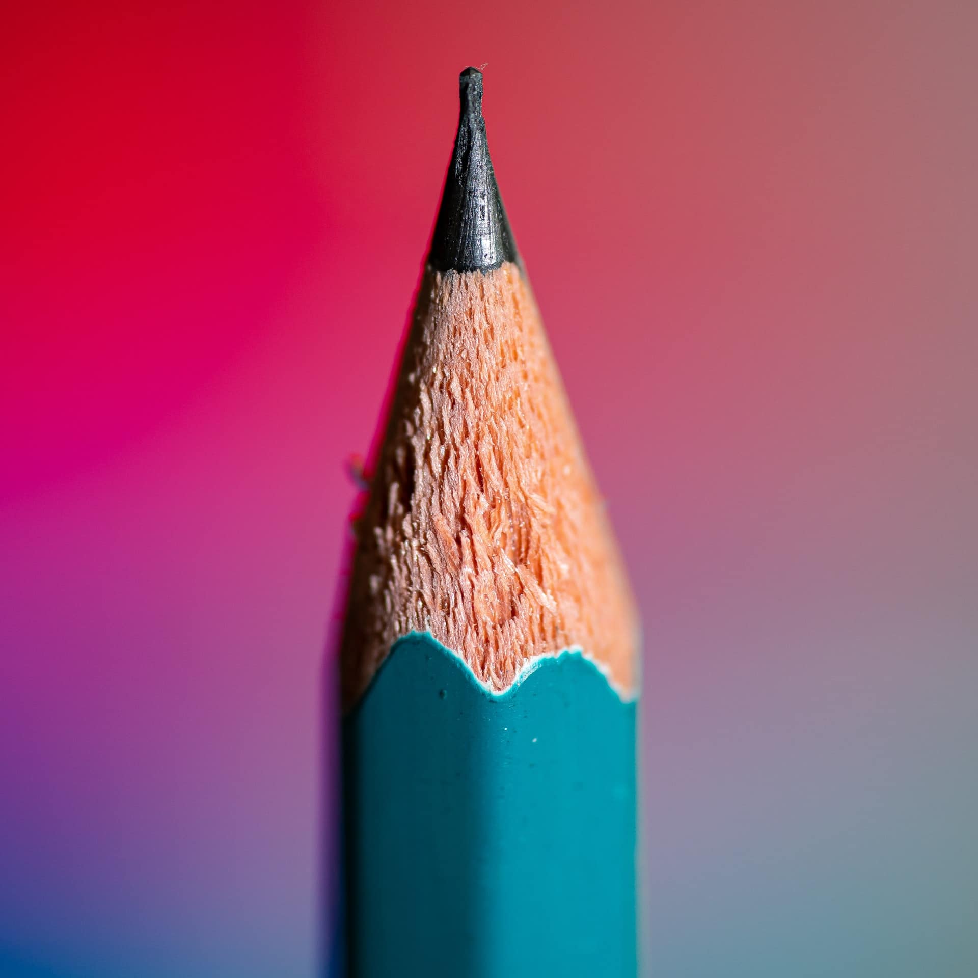 crayon bien taillé sur fond rose